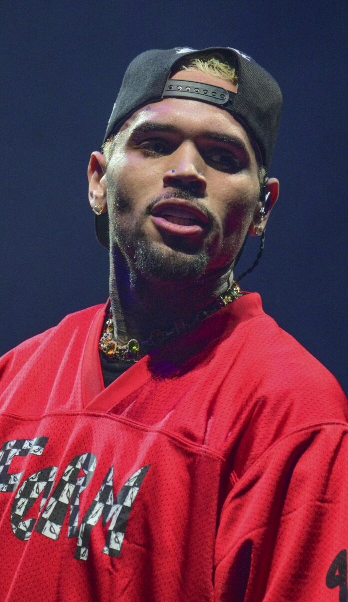 Chris Brown condenado a oito meses de prisão com pena suspensa por agressão em Londres